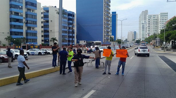 Bloquean bulevar de Boca del Río familiares de lesionados en volcadura de camión Saeta | VIDEO