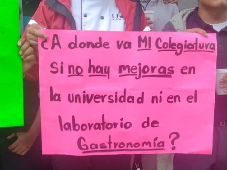 Se manifiestan alumnos de la UGM Orizaba; reclaman áreas en malas condiciones
