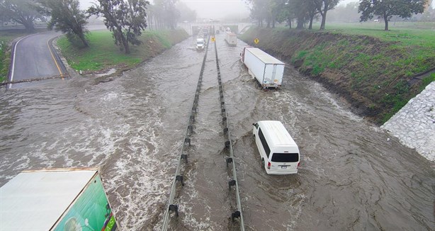 Varados, automovilistas sobre la autopista Puebla-Córdoba por las fuertes lluvias