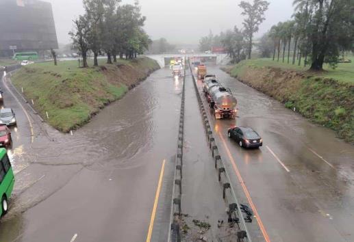 Varados, automovilistas sobre la autopista Puebla-Córdoba por las fuertes lluvias