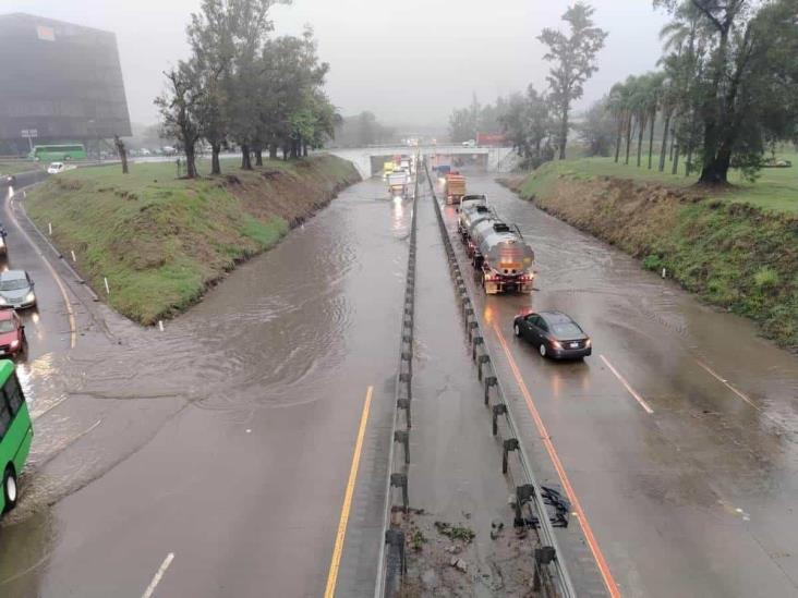 Varados, automovilistas sobre la autopista Puebla-Córdoba por las fuertes lluvias