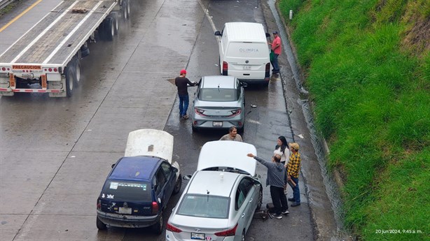 Varados, automovilistas sobre la autopista Puebla-Córdoba por las fuertes lluvias