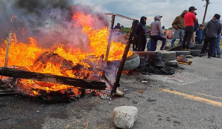 Manifestantes de Totalco reanudan bloqueo tras muerte de sus compañeros en violento desalojo