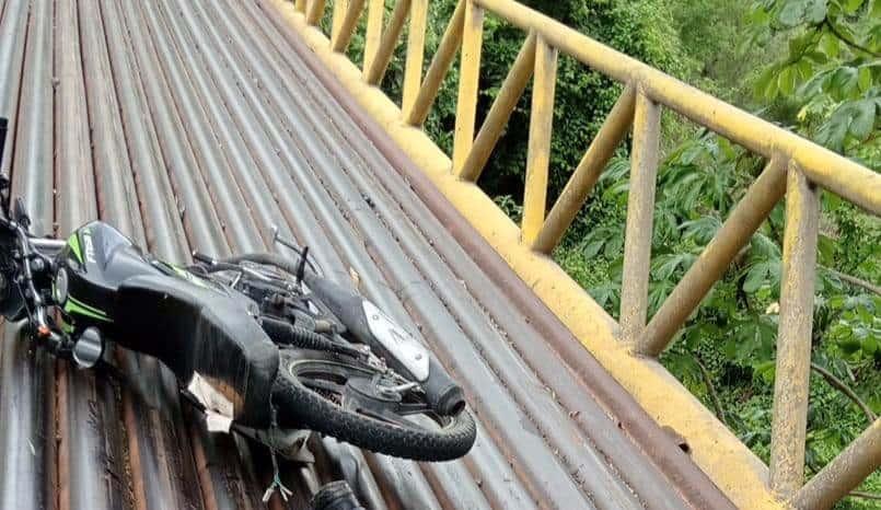 Motociclista fallece tras derrapar sobre un puente en Soledad de Doblado