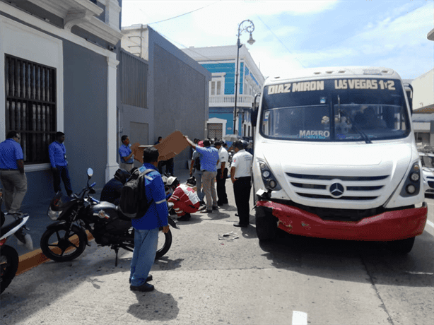 Aparatoso choque entre moto y autobús en el centro de Veracruz