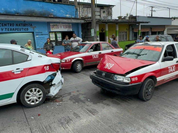 Dos mujeres heridas tras choque de taxis en Orizaba