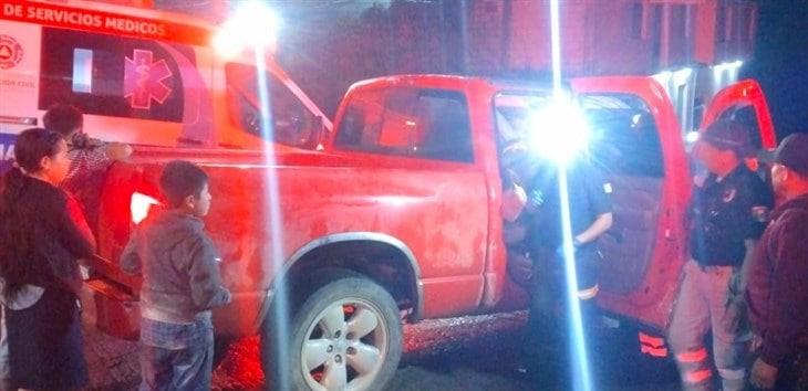 Vuelca camioneta del Servicio Rural en La Perla; cinco lesionados, entre ellos dos menores