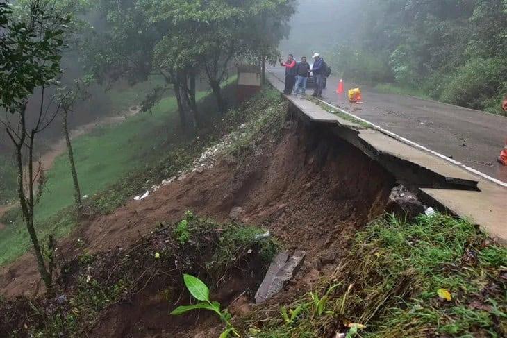 Deslizamientos carreteros; son estragos por lluvias en San Andrés Tlalnelhuayocan