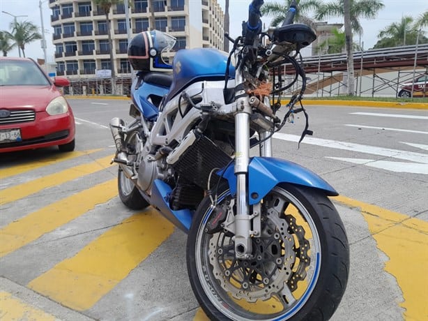 Motociclista se impacta contra palmera sobre el bulevar Ávila Camacho, en Veracruz