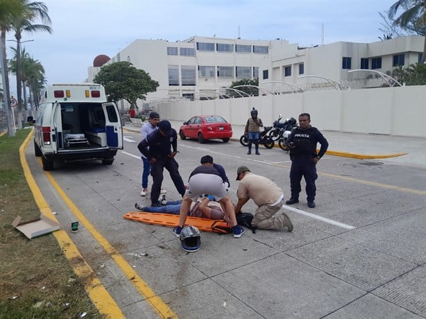 Motociclista se impacta contra palmera sobre el bulevar Ávila Camacho, en Veracruz