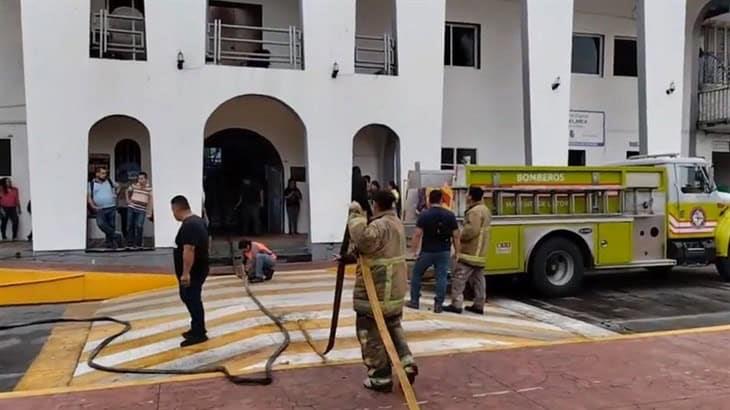 Conato de incendio causa alarma en palacio municipal de Martínez