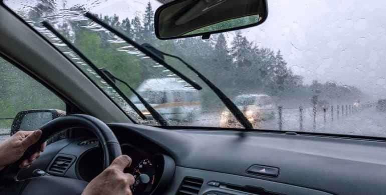 Así debes revisar tu automóvil antes de salir de casa durante las lluvias para evitar accidentes