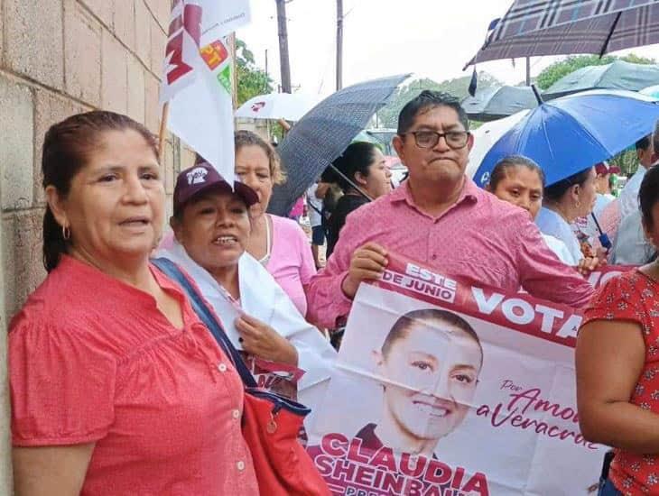 Bajo la lluvia, claman regresar Polo del Corredor Interoceánico a Jáltipan; con peticiones reciben a AMLO y Sheinbaum | VIDEO