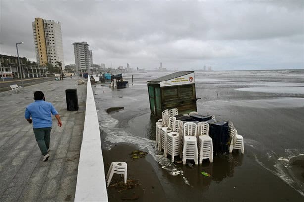 Marea alta en playa Santa Ana provoca afectaciones a palaperos en Boca del Río | VIDEO