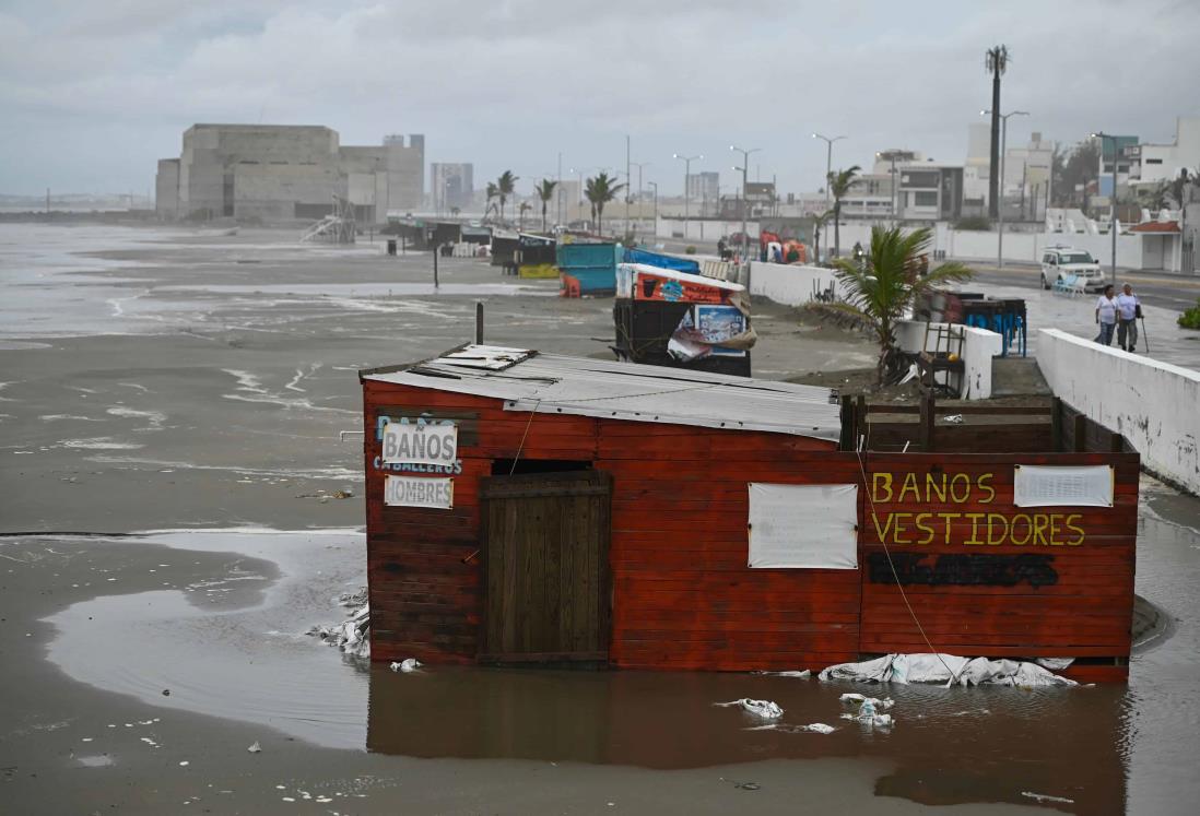 Marea alta en playa Santa Ana provoca afectaciones a palaperos en Boca del Río | VIDEO