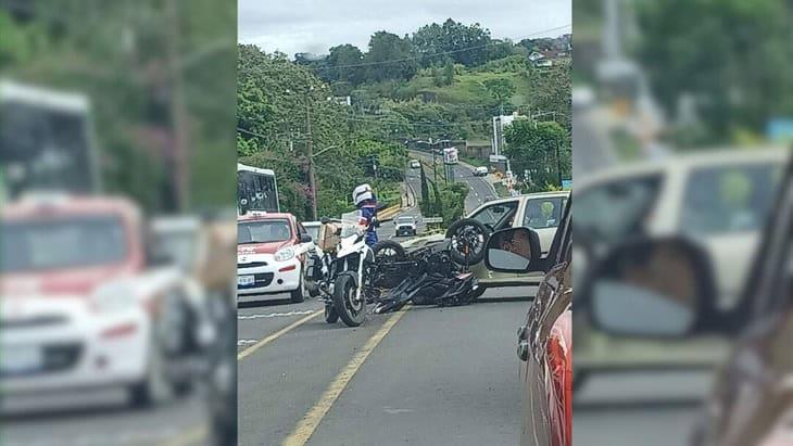 Motociclista se impacta contra camioneta en el Boulevard Xalapa-Coatepec