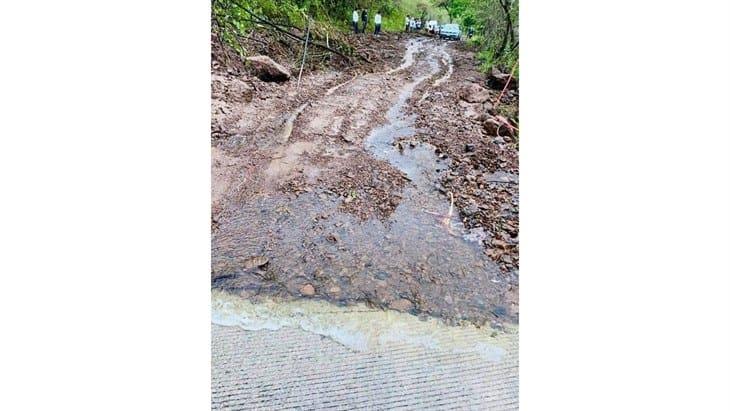 Reportan más afectaciones por derrumbes carreteros en Alto Lucero