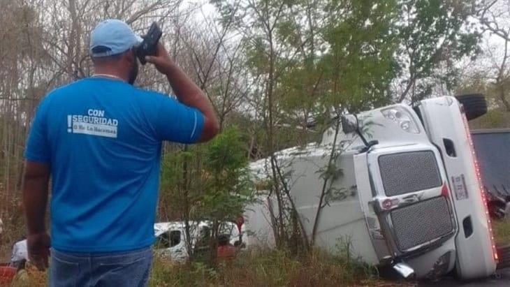 Vuelca tráiler cargado con cerveza en Tierra Blanca; ¡se desata rapiña!