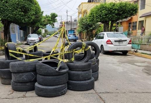 Ayuntamiento acordona con llantas socavón en fraccionamiento de Poza Rica