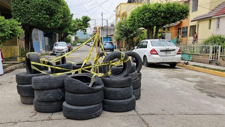 Ayuntamiento acordona con llantas socavón en fraccionamiento de Poza Rica