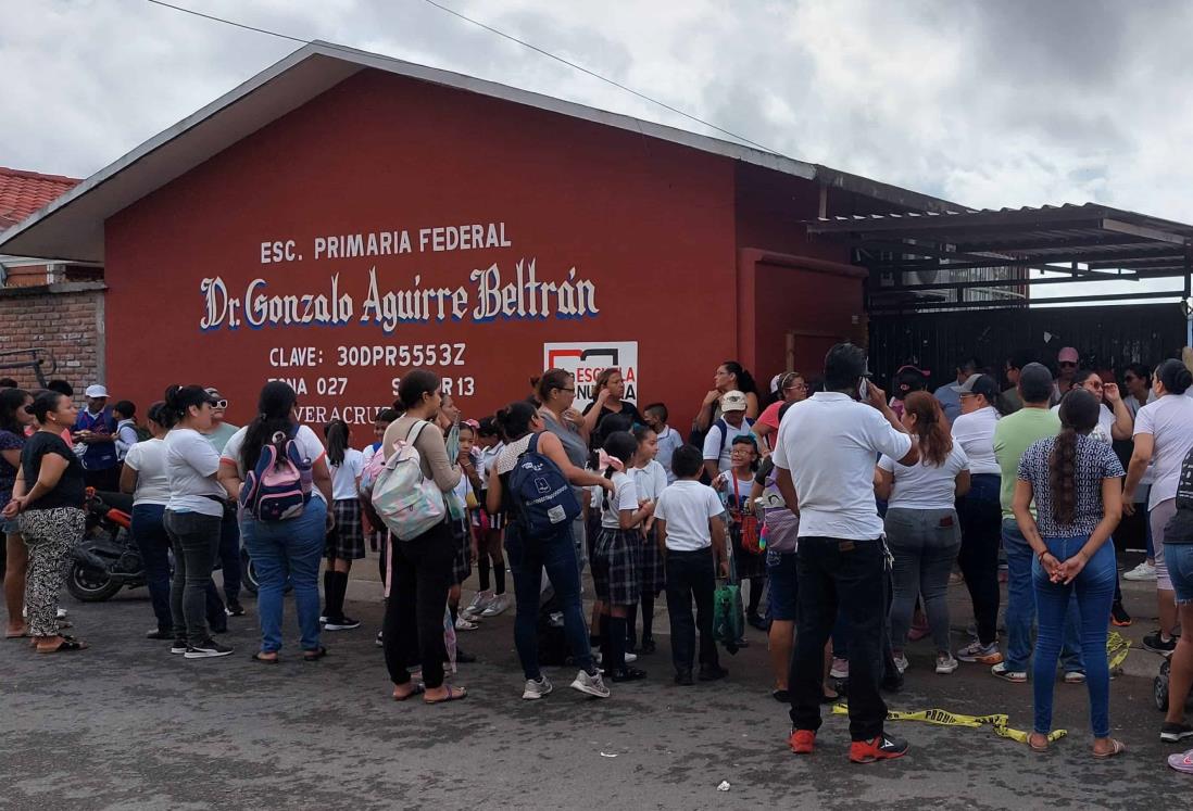 Protestan padres de familia en primaria de Veracruz; denuncian irregularidades | VIDEO
