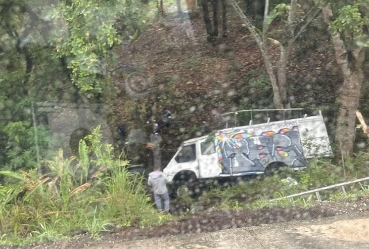 ¡Perdió el control! Volcadura de camioneta en carretera Las Trancas-Coatepec