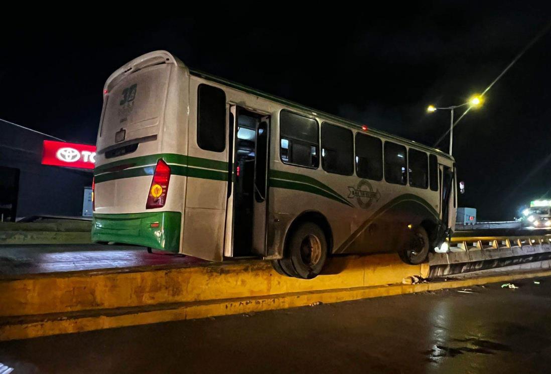 Autobús de la ruta Saeta termina trepado en el barandal del puente Bicentenario