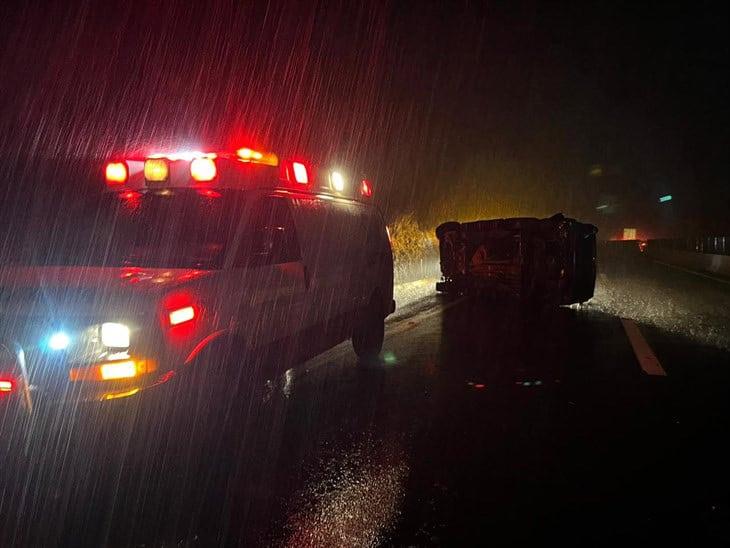 Auto sufre volcadura en el libramiento de Plan del Río