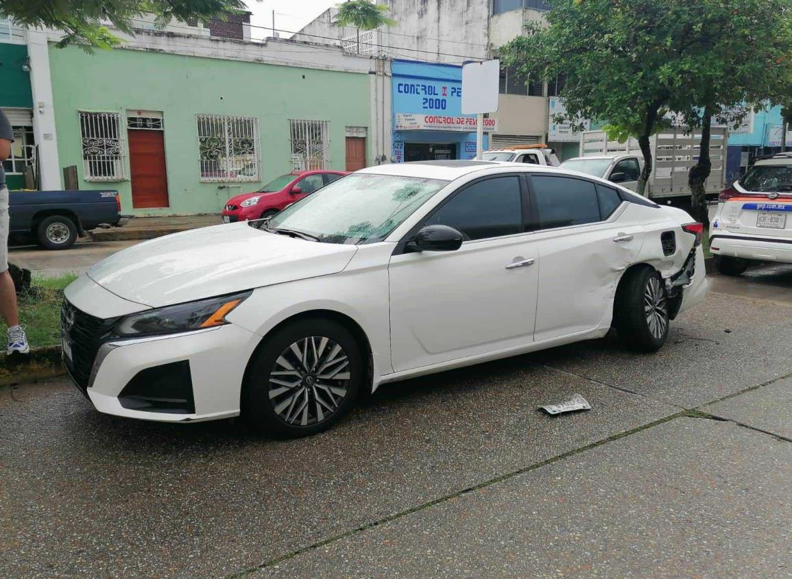 Impactan auto en Coatzacoalcos; camioneta se da a la fuga, pero deja su placa delantera