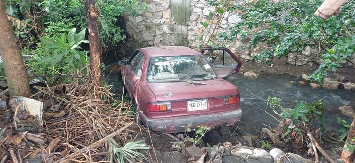 ¡Auto se queda sin frenos!; choca y termina en arrollo de aguas negras en Córdoba