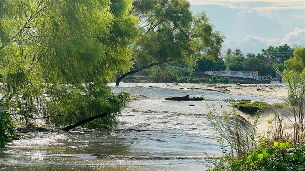 Seis caminos bloqueados por crecida de río Actopan