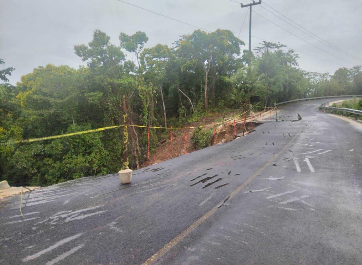 Lluvias provocan deslave en camino a la cabecera de Moloacán 