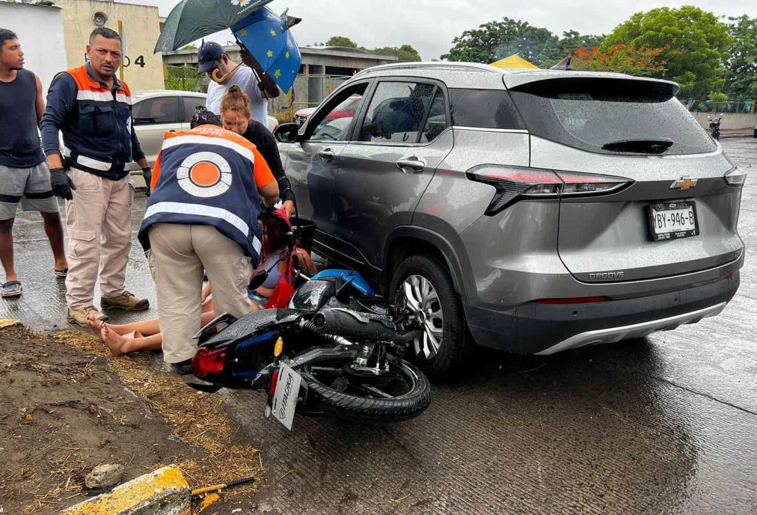 Camioneta impacta a mujer en moto en Lagos de Puente Moreno, en Medellín