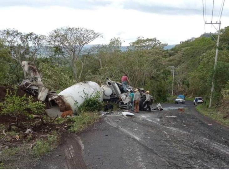 Vuelca revolvedora en carretera Xalapa-Naolinco; un herido