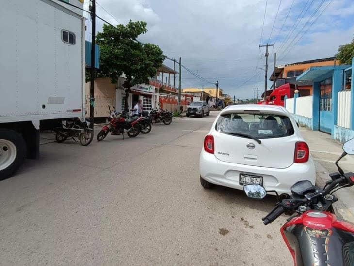 Persiste desorden víal en avenida Benito Juárez de Moloacán; conductores obstruyen ambos carriles