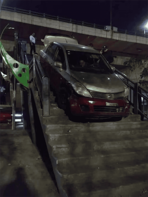 ¡Increíble! Conductor intenta cruzar puente peatonal en Naucalpan con su carro | VIDEO