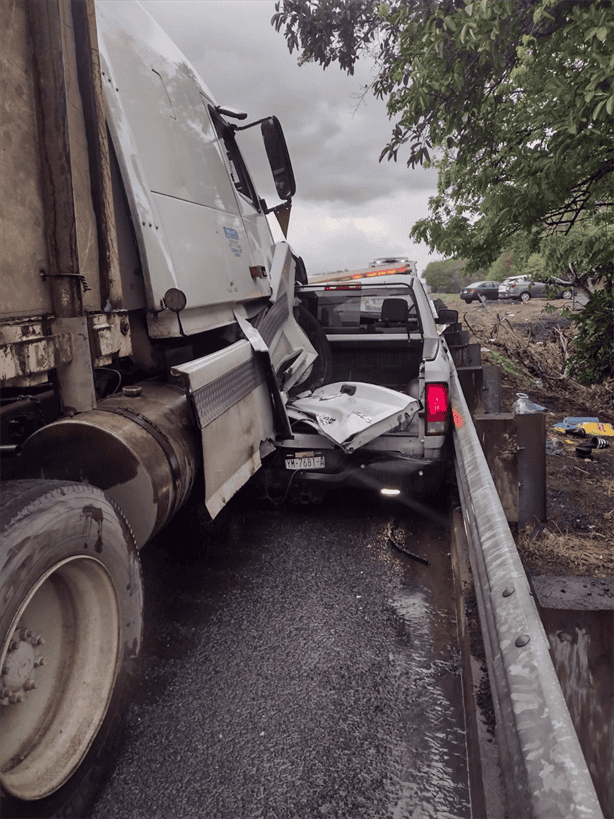 Accidente en la autopista Córdoba-Veracruz deja a dos obreros lesionados