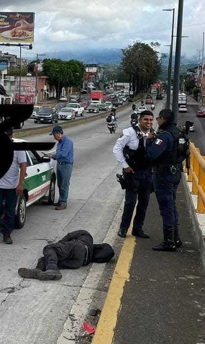 Colisión entre motociclista y taxi en avenida lázaro cárdenas de Xalapa