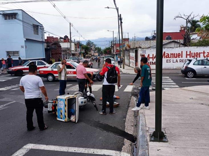 Motociclista termina con fractura tras chocar con taxi en Orizaba