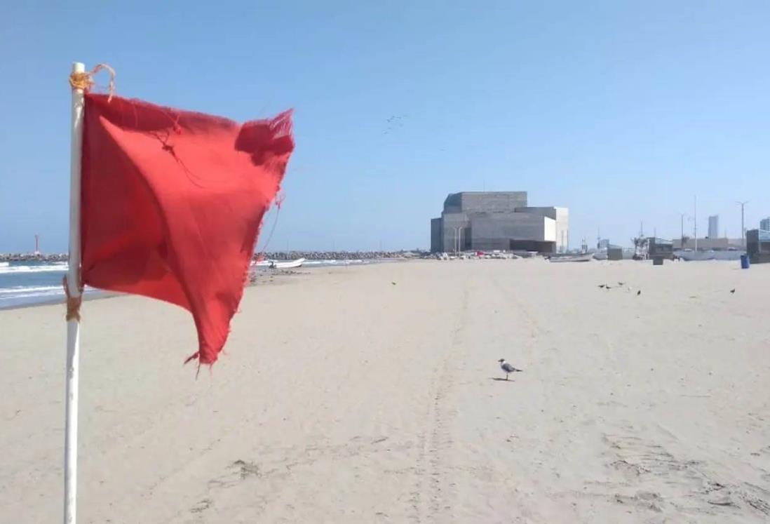 Playas de Boca del Río permanecen con banderas rojas por fuerte oleaje