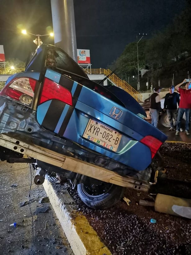 ¡Trágico accidente! Conductor muere al chocar y partir en dos su automóvil sobre la avenida Rafael Cuervo