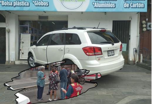 Choca y se sube a la banqueta en centro de Fortín de las Flores
