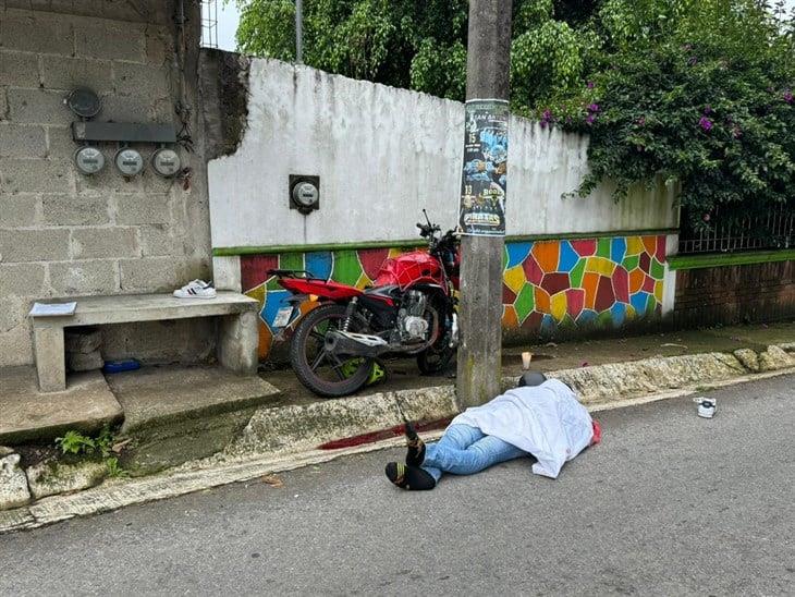 Fatal accidente en Tlalnelhuacoyan, motociclista se mata al chocar contra poste