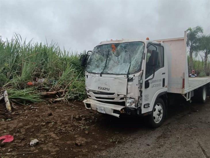 Tras accidente carretero, dos hombres fallecen en Atzacan