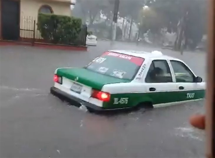 Inundación en calle Circuito Tajín de Xalapa, producto de las fuertes lluvias (+Video)