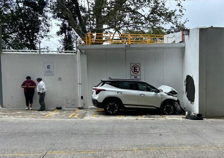 Pierde el control y choca contra pared de inmueble en carretera Xalapa-Coatepec