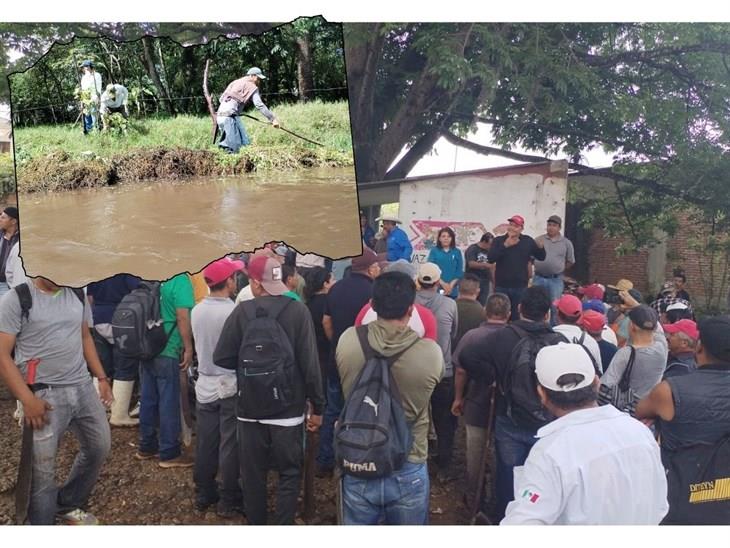 Vecinos limpian río en El Castillo; piden ayuda a CAEV y CMAS