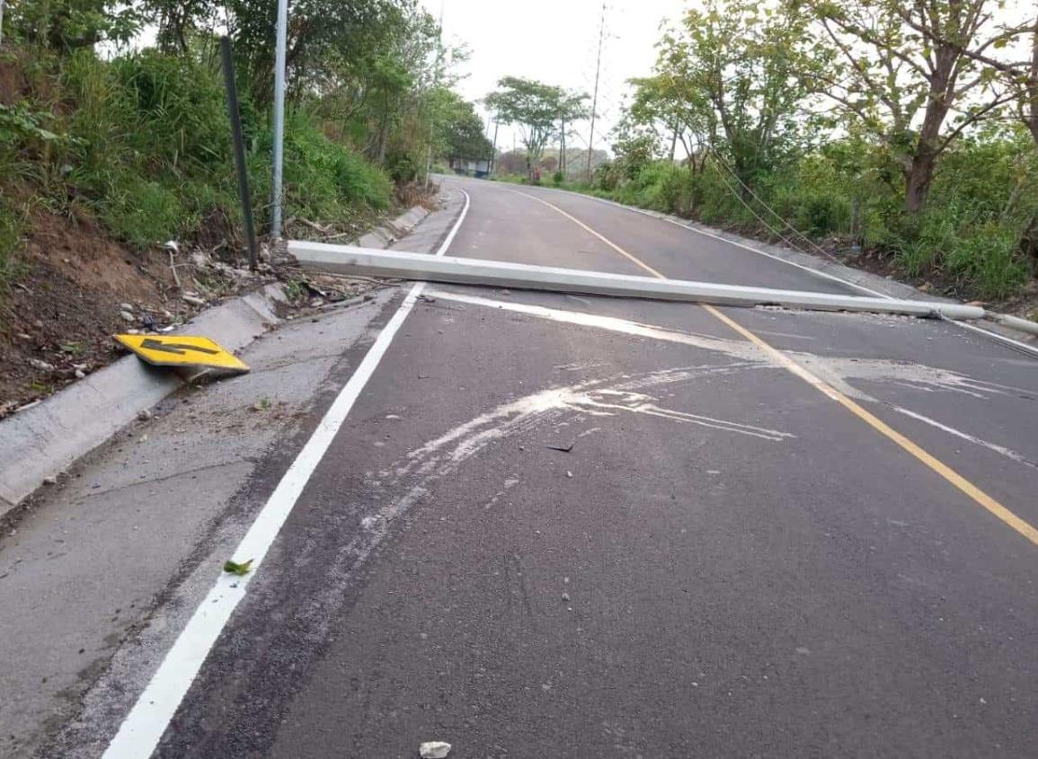Poste derribado por conductor obstruye la carretera Nanchital-Ixhuatlán