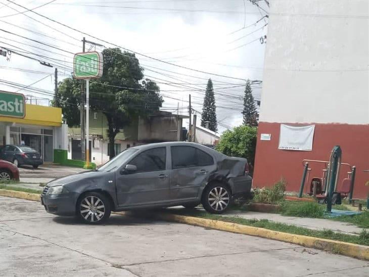 Auto amanece chocado en la Unidad Agua Santa de Xalapa 