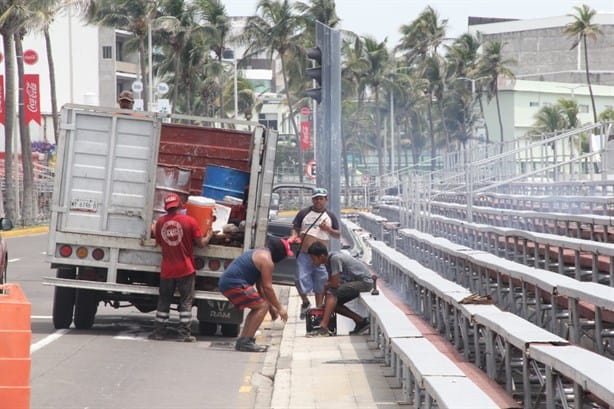 A dos días del Carnaval de Veracruz 2024, continúa la instalación de gradas en el bulevar Ávila Camacho
